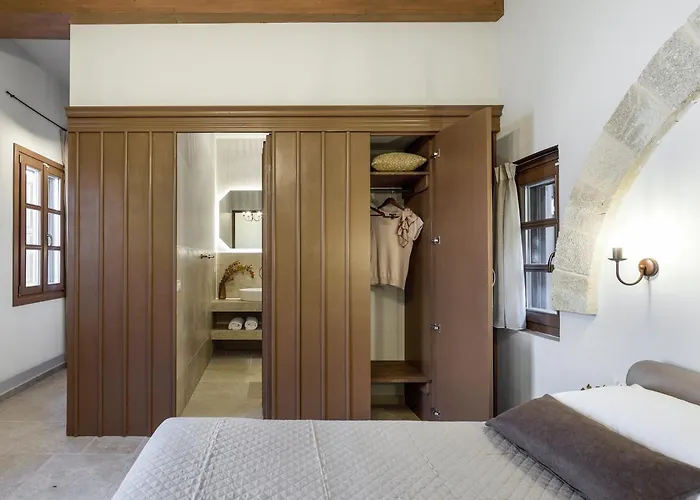 Spanish Knights מלון דירות 4*