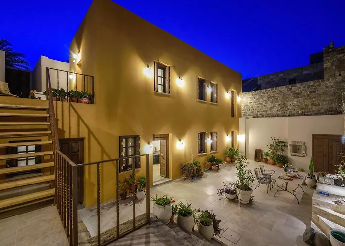 Spanish Knights מלון דירות 4*